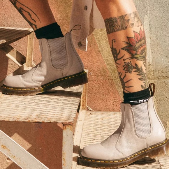 Dr. Martens Women's Virginia Leather Chelsea Boots Vintage Taupe (170) - Picture 3 of 3